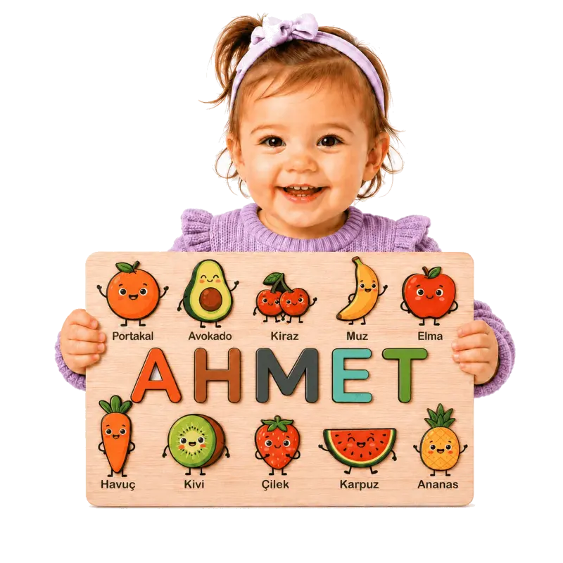 İsme özel ahşap meyve puzzle'ı tutan çocuk